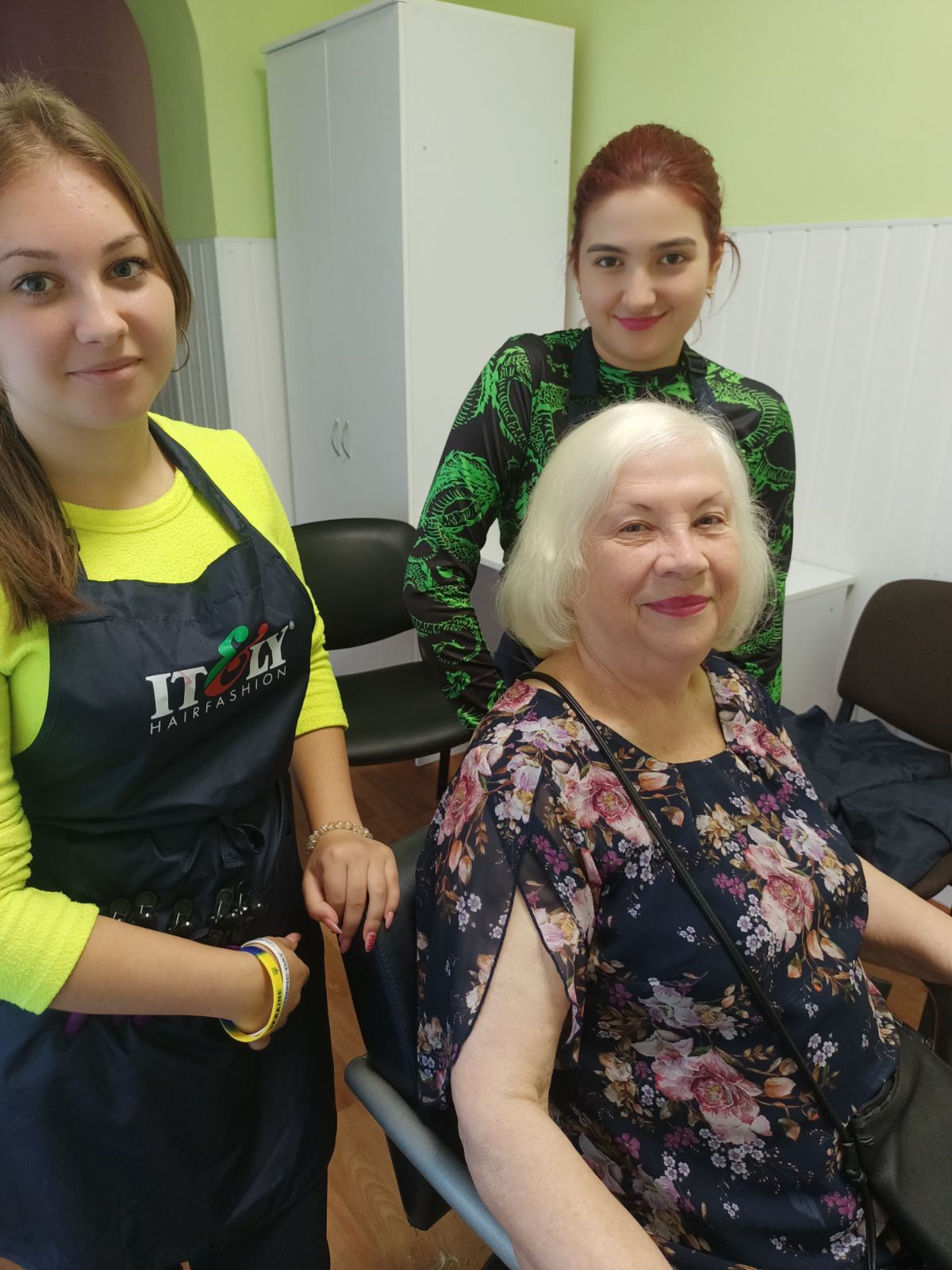 Перукарі продовжують приймати участь у соціальному проектів для ...